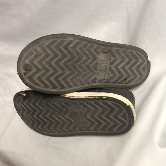 Unisex all star black and white boys 9/ 10 like crocs - Picture 6 of 10